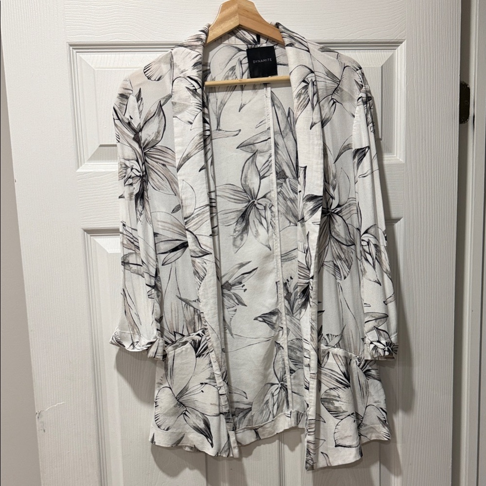 Dynamite White Floral Open-Front Lightweight Robe
